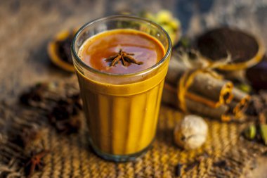 Popüler Hint bardak Masala Chai yakın çekim