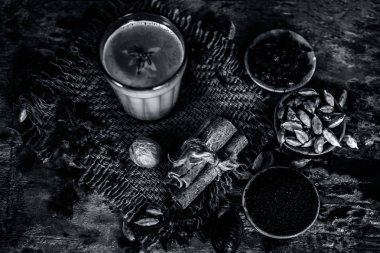 Popüler Hint Masala Chai içkiyle baharat masada