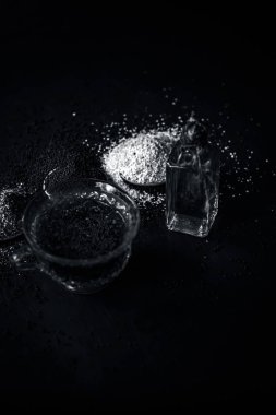 hardal tohumu ve hardal tohumu yağı ve ahşap yüzeyde hardal tohumu ezilmiş. Petrol ve çay dolaşım ve bağışıklık geliştirmek yardımcı olabilir