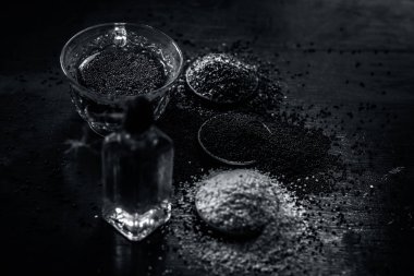 hardal tohumu ve hardal tohumu yağı ve ahşap yüzeyde hardal tohumu ezilmiş. Petrol ve çay dolaşım ve bağışıklık geliştirmek yardımcı olabilir