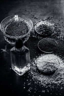 hardal tohumu ve hardal tohumu yağı ve ahşap yüzeyde hardal tohumu ezilmiş. Petrol ve çay dolaşım ve bağışıklık geliştirmek yardımcı olabilir