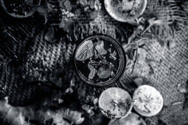 Bitkisel maddeler karanlık gotik renklerde içkiyle Keşmir Kahwa