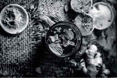 Bitkisel maddeler karanlık gotik renklerde içkiyle Keşmir Kahwa