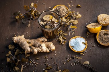 Bitkisel maddeler karanlık gotik renklerde içkiyle Keşmir Kahwa