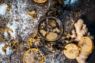 Bitkisel maddeler karanlık gotik renklerde içkiyle Keşmir Kahwa