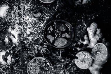 Bitkisel maddeler karanlık gotik renklerde içkiyle Keşmir Kahwa