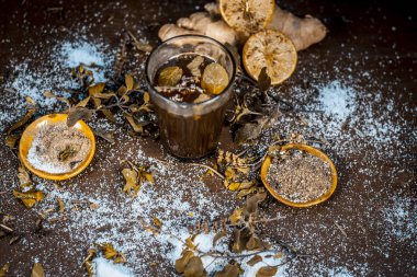 Bitkisel maddeler karanlık gotik renklerde içkiyle Keşmir Kahwa