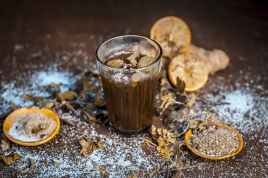 Bitkisel maddeler karanlık gotik renklerde içkiyle Keşmir Kahwa