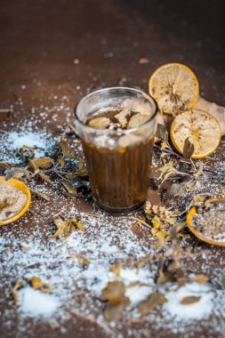 Bitkisel maddeler karanlık gotik renklerde içkiyle Keşmir Kahwa