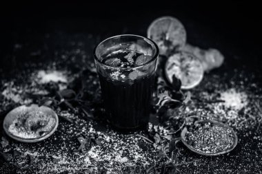 Bitkisel maddeler karanlık gotik renklerde içkiyle Keşmir Kahwa