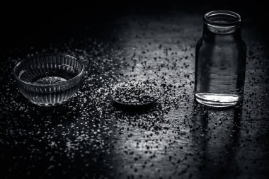 Ayurvedik tedavi kabızlık gelen maddeler. Ezilmiş hardal tohumu ve su