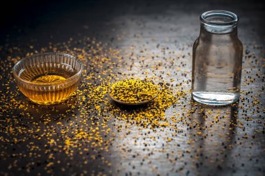 Ayurvedik tedavi kabızlık gelen maddeler. Ezilmiş hardal tohumu ve su