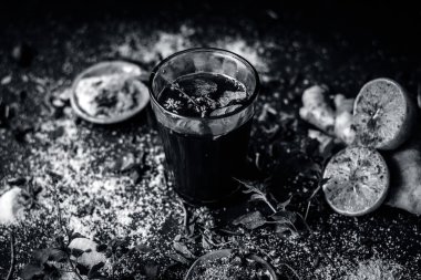 Bitkisel maddeler karanlık gotik renklerde içkiyle Keşmir Kahwa