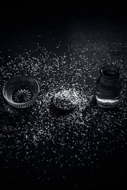 Ayurvedik tedavi kabızlık gelen maddeler. Ezilmiş hardal tohumu ve su