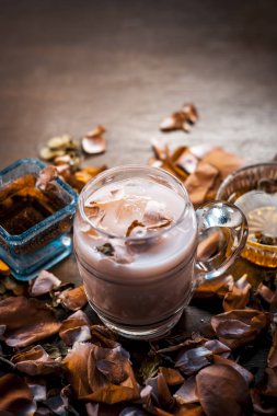 Popüler Asya yaz içeceği Rose sallamak Gül şurubu, bal ve karanlık gotik renkleri fesleğen ile