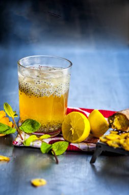 Limon, zencefil suyu, sırılsıklam reyhan, nane yaprakları ve Jaggery Hint popüler yaz içeceği Jaggery Shrabat görünümünü kapat