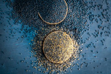 Ahşap bir yüzey üzerinde ham hardal tohumu 