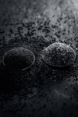 Ahşap bir yüzey üzerinde ham hardal tohumu 