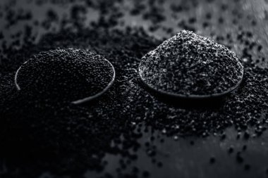 Ahşap bir yüzey üzerinde ham hardal tohumu 