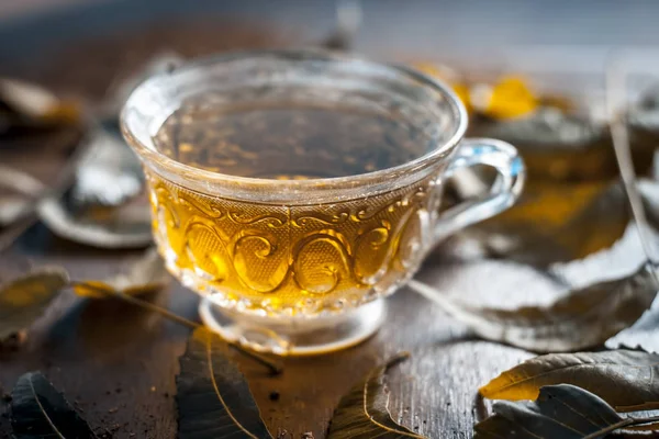 Bir ahşap yüzeye yapraklarla Neem çay 