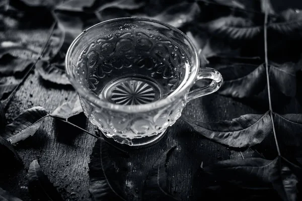 Thé Neem Avec Des Feuilles Sur Une Surface Bois — Photo