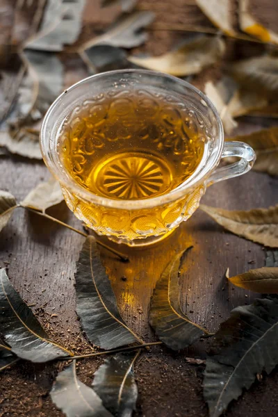 Neem Thee Met Bladeren Een Houten Ondergrond — Stockfoto