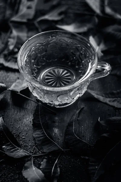 Neem Tee Mit Blättern Auf Einer Hölzernen Oberfläche — Stockfoto