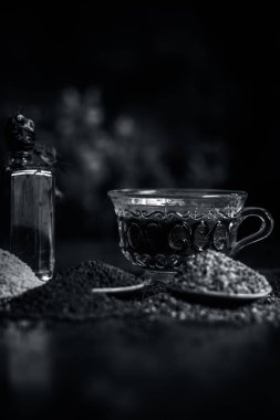 Çay ve hardal tohumu yağı ile yakından 