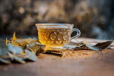 Bir ahşap yüzeye yapraklarla Neem çay 