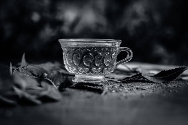 Bir ahşap yüzeye yapraklarla Neem çay 