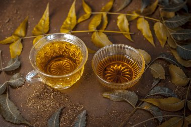 Bir ahşap yüzeye yapraklarla Neem çay 
