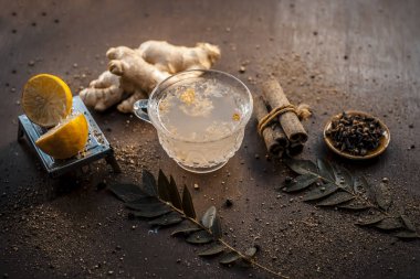 Bir ahşap yüzeyde malzemelerle limon zencefil çayı