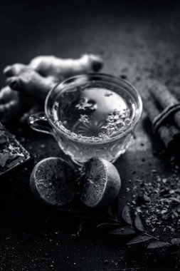 Limon zencefil çayı karanlık gotik renklerde tüm malzemelerle