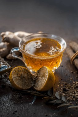 Limon zencefil çayı karanlık gotik renklerde tüm malzemelerle