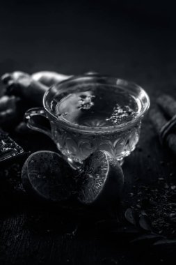 Limon zencefil çayı karanlık gotik renklerde tüm malzemelerle