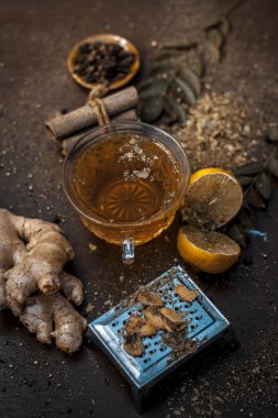 Limon zencefil çayı karanlık gotik renklerde tüm malzemelerle