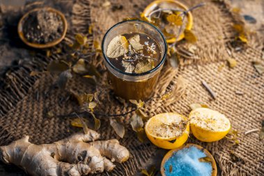 Bitkisel içkiyle Keşmir Kahwa kış sezonu Asya ve Hindistan karanlık gotik renklerde olan maddeler