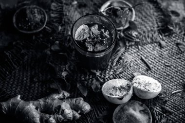 Bitkisel içkiyle Keşmir Kahwa kış sezonu Asya ve Hindistan karanlık gotik renklerde olan maddeler