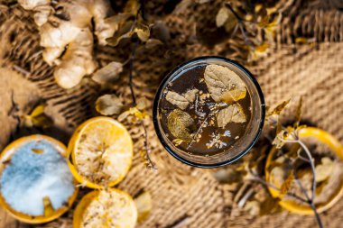 Bitkisel içkiyle Keşmir Kahwa kış sezonu Asya ve Hindistan karanlık gotik renklerde olan maddeler