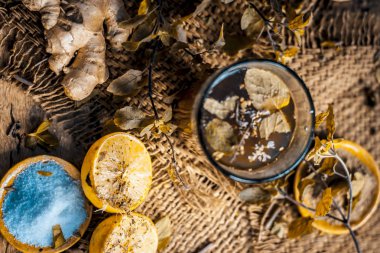 Bitkisel içkiyle Keşmir Kahwa kış sezonu Asya ve Hindistan karanlık gotik renklerde olan maddeler