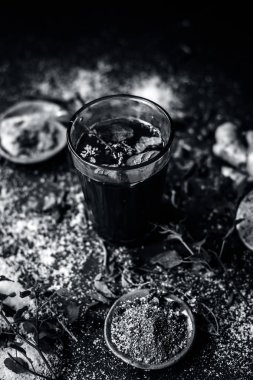 Bitkisel içkiyle Keşmir Kahwa kış sezonu Asya ve Hindistan karanlık gotik renklerde olan maddeler