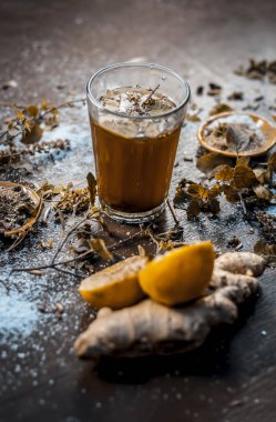 Bitkisel içkiyle Keşmir Kahwa kış sezonu Asya ve Hindistan karanlık gotik renklerde olan maddeler