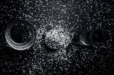 Ezilmiş kahverengi hardal tohumu, bal, fruktoz ve su ile kabızlık ayurvedik tedavi için malzemeler