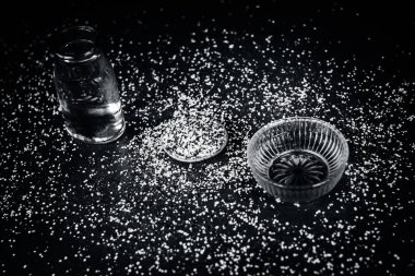 Ezilmiş kahverengi hardal tohumu, bal, fruktoz ve su ile kabızlık ayurvedik tedavi için malzemeler