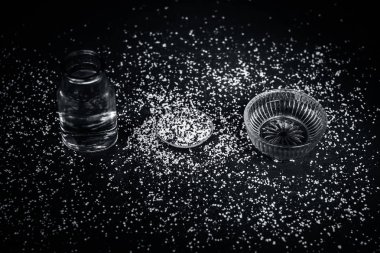 Ezilmiş kahverengi hardal tohumu, bal, fruktoz ve su ile kabızlık ayurvedik tedavi için malzemeler