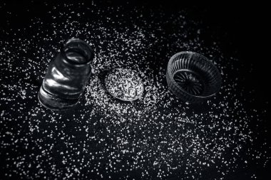 Ezilmiş kahverengi hardal tohumu, bal, fruktoz ve su ile kabızlık ayurvedik tedavi için malzemeler