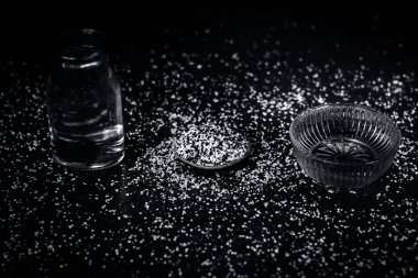 Ezilmiş kahverengi hardal tohumu, bal, fruktoz ve su ile kabızlık ayurvedik tedavi için malzemeler