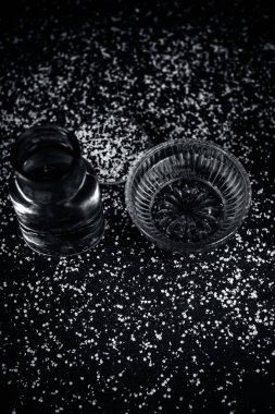 Ezilmiş kahverengi hardal tohumu, bal, fruktoz ve su ile kabızlık ayurvedik tedavi için malzemeler