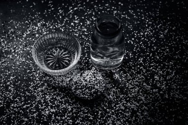 Ezilmiş kahverengi hardal tohumu, bal, fruktoz ve su ile kabızlık ayurvedik tedavi için malzemeler