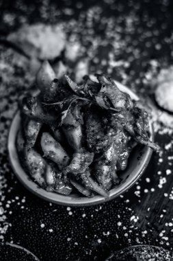 Geleneksel havuç turşu malzemelerle - kırmızı biber tozu ve zerdeçal tozu ile zencefil sarımsak yapıştırın ahşap tablo